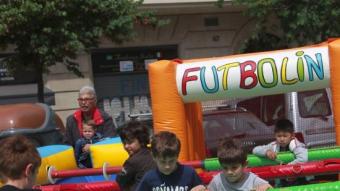 Jugar amb un futbolí humà una de les activitats de les festes del comerç just MARTA PÉREZ