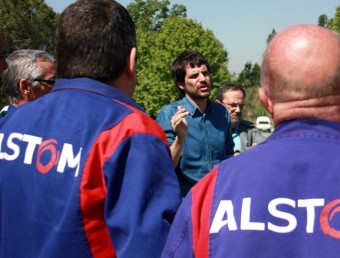 El candidat d'ICV, Ernest Urtasun, s'ha reunit amb els treballadors d'Alstom a davant la fàbrica de Santa Perpètua de Mogoda ACN