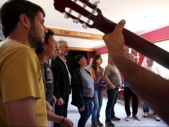 Imatge del taller contra les addiccions, amb Lu Arroyo al centre, divendres a la tarda a la comunitat Sant Miquel Maifré d'Osor LLUÍS SERRAT