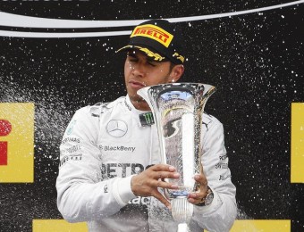 Hamilton amb la copa aconseguida al Circuit de Montmeló, al costat de Daniel Ricciardo ORIOL DURAN