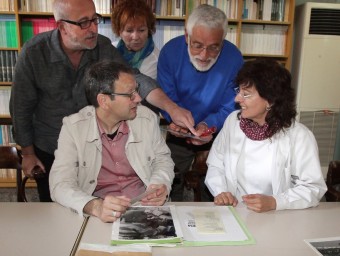 Jordi Font i Erika Serna -asseguts- comentant documents de la donació amb Josep Maria Bonet i Martí i Núria Vallmajó JOAN SABATER