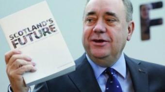 Àlex Salmond, primer ministre escocès, exhibint el Llibre Blanc, que recull el pla de futur. A REUTERS