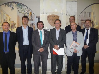Imatge dels alcaldes i els representants de l'ACM i l'AMI ahir a Arenys de Munt. T.M
