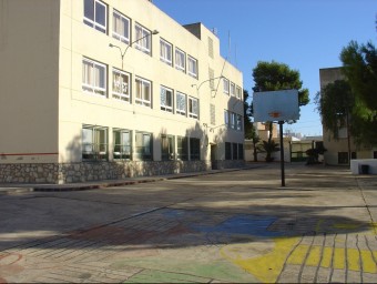 Edifici principal de l'escola Sant Miquel de Tavernes de la Valldigna. EL PUNT AVUI