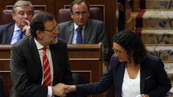 Mariano Rajoy, president espanyol, saluda Marta Rovira, secretària general d'ERC, que li va estendre la mà abans d'intervenir en el Congrés sobre la consulta catalana, l'abril passat REUTERS