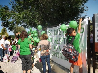 Penjada de globus al centre educatiu Martinez Valls, d'Ontinyent. EL PUNT AVUI