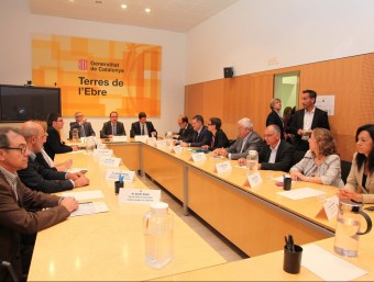 El conseller Espadaler va presidir la reunió amb els alcaldes, en què també van participar representants de l'Institut Cartogràfic i Geològic. JUDIT FERNÀNDEZ