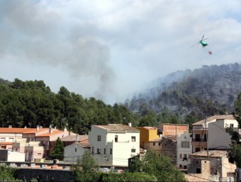 Un helicòpter sobrevolant la zona de l'incendi, ahir a la tarda. ACN