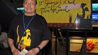 El pare Manel l'any passat, davant del cartell de la 17 edició del festival benèfic Guanya't el cel amb el pare Manel JUANMA RAMOS
