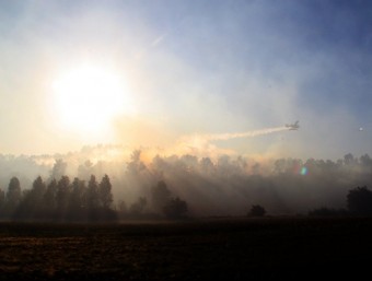 Una avioneta en l'extinció de l'incendi MARINA LÓPEZ / ACN