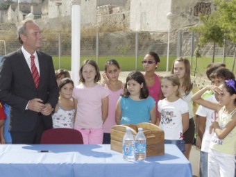 El president de la Generalitat Valenciana , Alberto Fabra, en un acte amb escolars. ARXIU