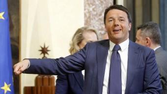 Matteo Renzi, primer ministre italià, al costat de la bandera europea durant la firma d'un acord amb l'empresa sueca Electrolux, aquesta setmana EFE