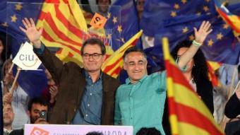 El president de la Generalitat i líder de CiU, Artur Mas, i el candidat de CiU a les europees, Ramon Tremosa, a l'acte de campanya electoral a Manresa ACN