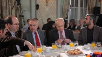El primer secretari del PSC, Pere Navarro, acompanyat pel dirigent socialista Miquel Iceta i l'expresident i senador José Montilla, aquest dilluns al Forum Nueva Economia ACN