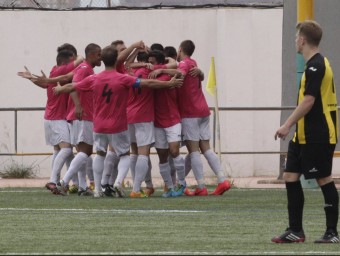 Els jugadors de la Muntanyesa, ahir de rosa per la coincidència de colors amb el Paterna, celebren el 0-1. L'ESPORTIU