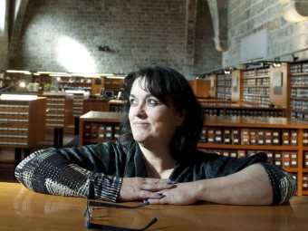 Eugènia Serra, en una de les sales de consulta de la Biblioteca de Catalunya JOSEP LOSADA