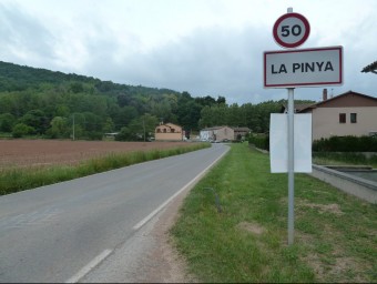 El nucli de la Pinya vist des de la carretera d'accés d'Olot i de Riudaura. J.C