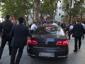 El cotxe de Montoro, env oltat de Mossos i membres de seguretat, a la sortida del míting a Vilanova ACN