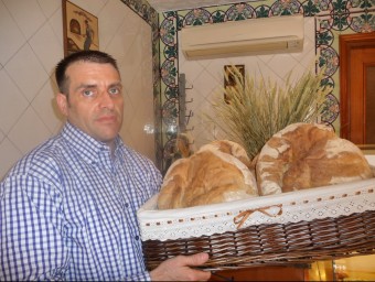 Righetti mostra peces de pa de pagès al seu forn, a Gavà R.M.B