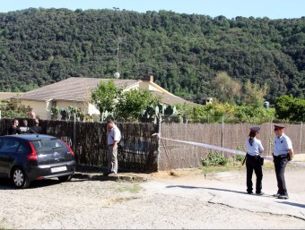 Agents dels Mossos vigilen l'escenari del crim, una casa de la urbanització Rio Parc de Sant Feliu de Buixalleu ACN