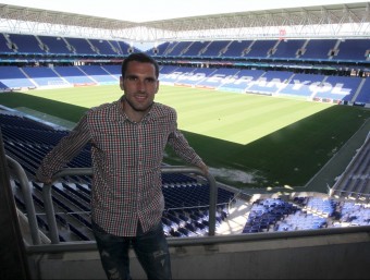 El jugador va passar ahir per Cornellà on va signar el seu nou contracte com a futbolista de l'Espanyol perl es properes quatre temporades. RCDE