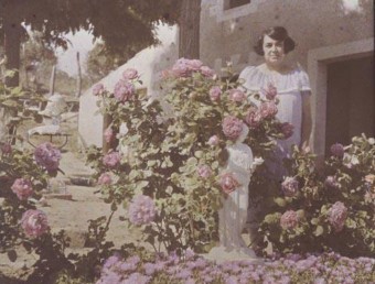 La pintora Dolors Callol, esposa de Manuel Genovart, al jardí del mas Joanic de Gaserans, en un retrat de 1923 MANUEL GENOVART / ARXIU FOTOGRÀFIC DEL CENTRE EXCURSIONISTA DE CATALUNYA
