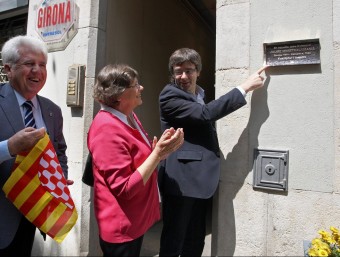 L'alcalde de Maçanet de Cabrenys, Lluís Carbó, amb Teresa Ministral, filla de Jaume Ministral, i l'alcalde de Girona, Carles Puigdemont, en el descobriment de la placa LL.SERRAT