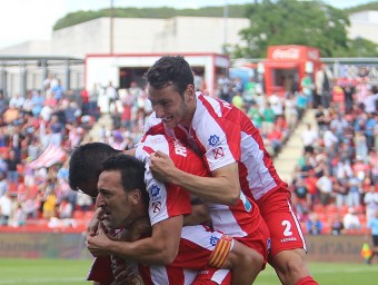 Migue es felicitat per Richy i Iván López, després del gol contra el Mallorca. MANEL LLADÓ