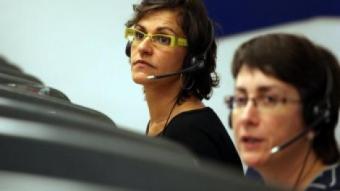 Natàlia Domènech, a l'esquerra, fa dos anys que fa de teleoperadora al centre especial de treball de la FEM E. MAGRE