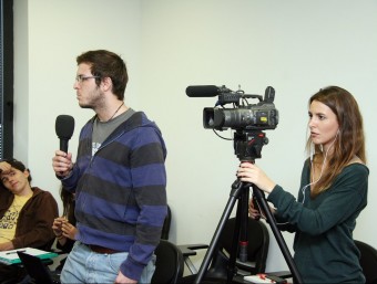Un estudians de la Universitat Pompeu Fabra fent una entrevista ANDREU PUIG