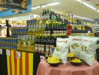 Prestatgeria d'un supermercat amb productes catalans MARIA TERESA MÁRQUEZ