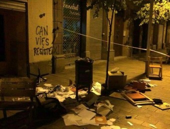 La seu de CDC a Gràcia amb el mobiliari a l'exterior després de l'atac ACN