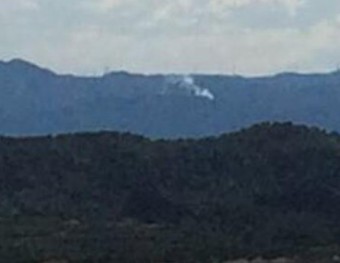 La petita columna de fum de l'incendi de Móra d'Ebre vista des de Falset ACN