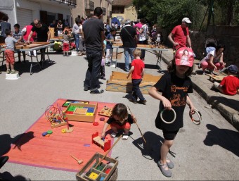 Els jocs i els contes van omplir durant tota la jornada d'ahir els carrers de Medinyà JOAN SABATER