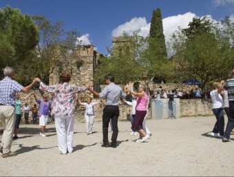 Un dels aplecs, amb ballada de sardanes, que s'han celebrat recentment a Santa Creu d'Olorda. EL PUNT AVUI