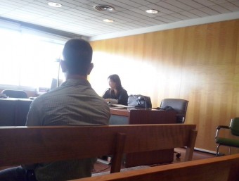 Fernández, durant el judici, celebrat el 4 de juny als jutjats de Girona. A la dreta, la fiscal, qui requeria que se li imposés 1 any de presó. Va ser defensat pel lletrat Benet Salellas G. P