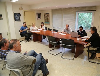 Els tres regidors d'UFO , a l'esquerra de la taula, i l'alcalde, a l'extrem dret, ahir en el ple d'Osor MANEL LLADÓ