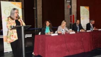 La consellera de Benestar , a la taula, i la tinent d'alcalde de Barcelona, ahir E. SENDRA / ACN