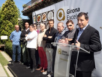 Josep Roca acompanyat de cuiners amb estrella Michelin, ahir al matí durant la presentació de la marca. JOAN CASTRO/ICONNA