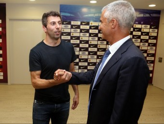 Jordi Torras saluda Javier Bordas abans de la roda de premsa JUANMA RAMOS