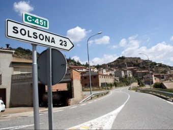 Un cartell a l'entrada de Biosca on indica que Solsona es troba a 23 quilòmetres de distància acn