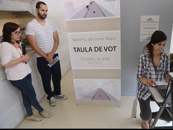 L'ajuntament de Riudellots de la Selva va permetre la votació electrònica en el seu edifici A la imatge, veïns votant, divendres. MANEL LLADÓ