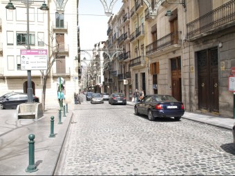 Un dels carrers principals d'Alcoi a la zona alta. ESCORCOLL