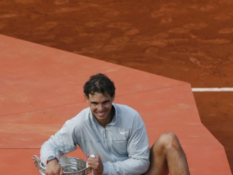 Rafa Nadal, amb la copa dels mosqueters que l'acredita una vegada com a campió de Roland Garros PATRICK KOVARIK/AFP