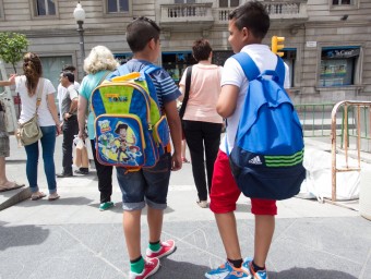 Dos nens a la sortida de l'escola José Carlos León