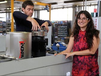 Mireia Serrat, amb un operari de la fàbrica de Banyoles.  MANEL LLADÓ