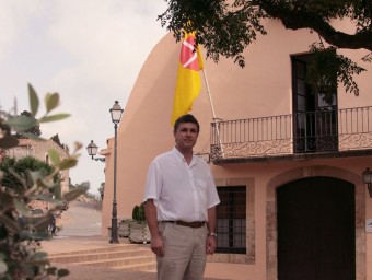 L'alcalde de Mont-ras, Carles Salgas, davant l'Ajuntament E.A