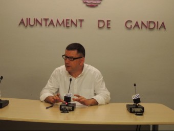 El regidor Facund Puig en conferència de premsa a l'Ajuntament. EL PUNT AVUI