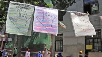 Banderoles per la dignitat i contra la retallada dels alumnes de l'escola Clavé J. RAMOS