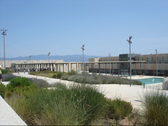 L'espai obert on hi ha la piscina i la pista esportiva amb els mòduls al voltant TURA SOLER